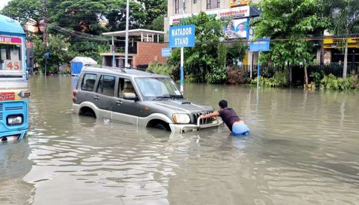 নাগাড়ে বৃষ্টি, জলমগ্ন শহর, কলকাতাবাসীর ভোগান্তি চরমে 