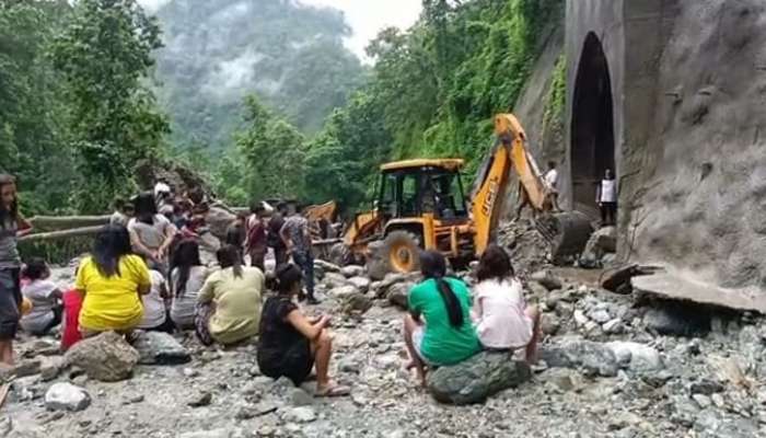 পাহাড়ে ব্যাপক ধসে বন্ধ সিকিম-শিলিগুড়ি জাতীয় সড়ক, নদীতে তলিয়ে নিখোঁজ ৫