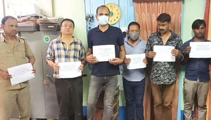 Siliguri Wood Smuggling: নীলবাতি গাড়ির এসকর্ট করে পাচার হচ্ছিল বহুমূল্য কাঠ, গ্রেফতার কাস্টমস সুপার