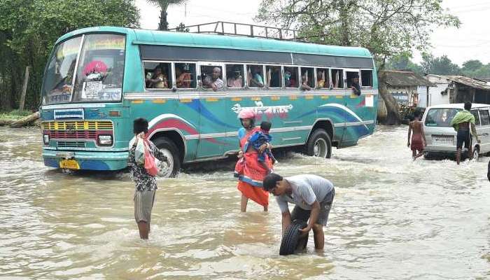 WB Flood: সারা বছরে গড়ে বৃষ্টিপাত ১৪০০ মিলিলিটার, ক&#039;দিনেই প্রায় অর্ধেক বারিধারা   