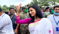 বাঁকুড়ার বন্যায় দুর্গত মানুষের পাশে Sayantika, প্রত্যন্ত এলাকায় ত্রাণ পৌঁছলেন