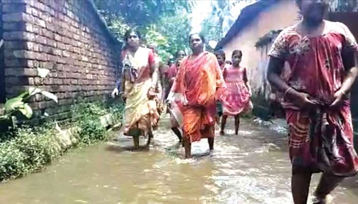 WB Flood: ঘরে কোমর সমান জল, দুর্গতদের ত্রাণশিবির থেকে বের করে দেওয়ার অভিযোগ স্থানীয় নেতার বিরুদ্ধে 