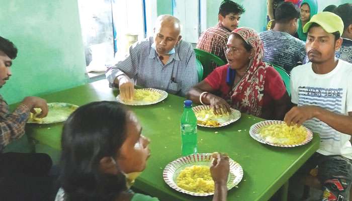 Maa Canteen: মাত্র ৫ টাকায় ডিম ভাত, শ্রমজীবীদের জন্য &#039;মা ক্যান্টিন&#039; চালু করল হলদিয়া পুরসভা