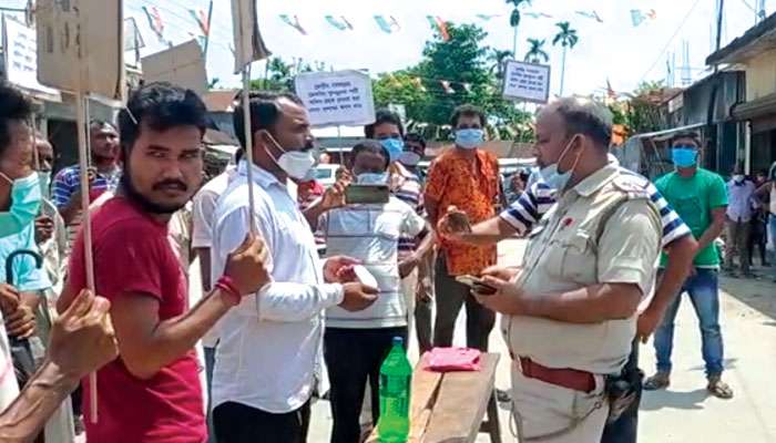 Covid Vaccine: তৃণমূল কার্যালয়ে দেওয়া হচ্ছে ভ্যাকসিন, কোচবিহারে রাস্তা অবরোধ করে বিক্ষোভ বিজেপির 