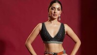 Kiara Advani-র এই স্কার্টের দামে আপনি সহজেই কিনে ফেলতে পারেন দামি বাইক