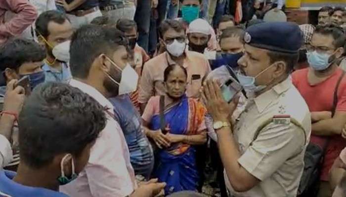 Duttapukur:লোকাল ট্রেন চালুর দাবিতে বিক্ষোভ, শিয়ালদহ-বনগাঁ শাখায় ব্যাহত পরিষেবা 