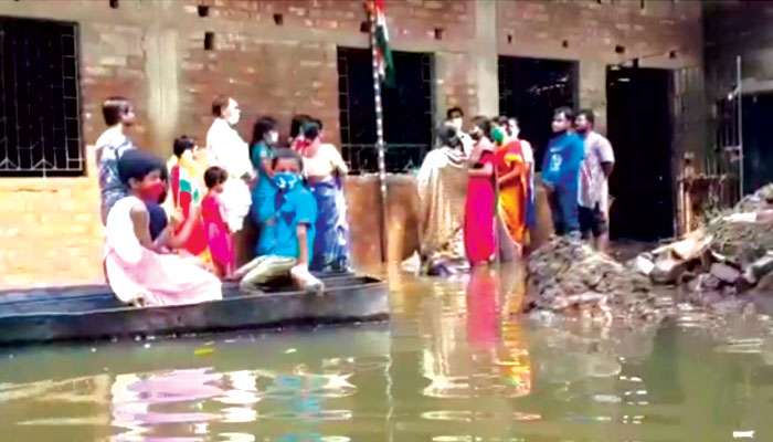 Ghatal: জলযন্ত্রণার মধ্যেই স্বাধীনতা দিবসের আনন্দে মাতল পড়ুয়ারা