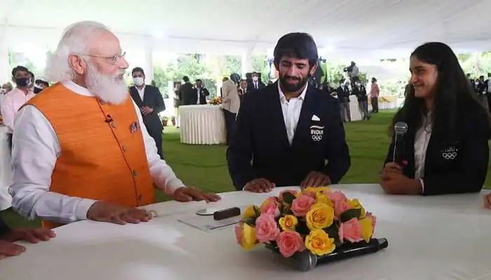 Modi met Vinesh Phogat: &#039;পরাজয়কে মনে ঠাঁই দিও না,&#039; সাসপেন্ডেড ফোগাতকে বললেন মোদী