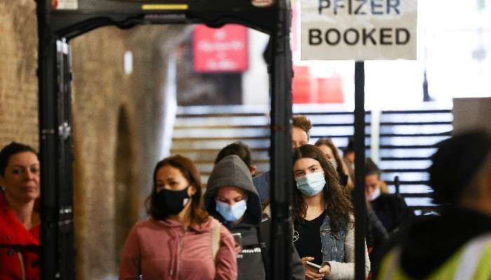 England Vaccine: আর কয়েক দিনের মধ্যেই ব্রিটেনে ১৬-১৭ বছরের ছেলেমেয়েদের টিকাকরণ 