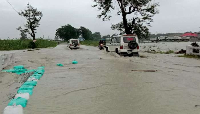 Mal: রাতভর বৃষ্টি, ৩১ নম্বর জাতীয় সড়কের উপর দিয়ে বইছে জল