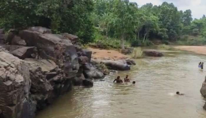 Jhargram: চোখের সামনে পা ফস্কে জলপ্রপাতে পড়ে গেল ছেলে, ঝাঁপিয়ে পড়েও বাঁচাতে পারলেন না বাবা