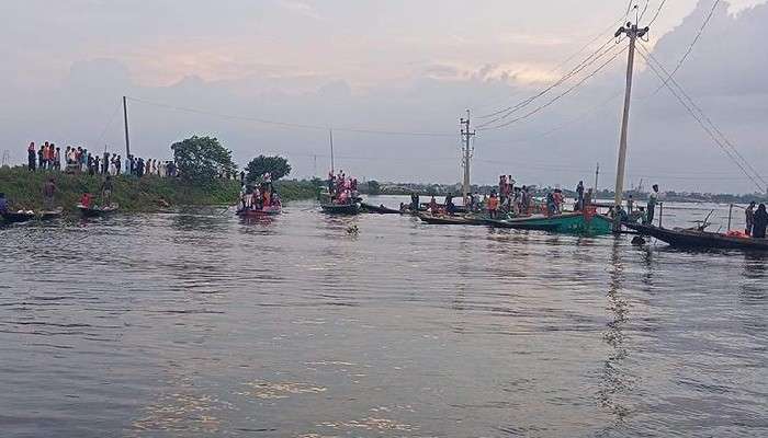 Bangladesh Ferry Accident: মাঝনদীতে ট্রলারডুবি বাংলাদেশে; মৃত ২১, নিখোঁজ ৫০