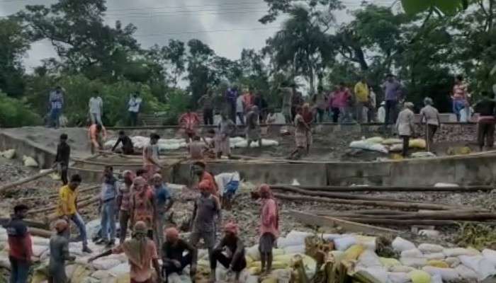 Sealdah-Bongaon Route: রেললাইনে ধস, অফিস টাইমে দীর্ঘক্ষণ বন্ধ থাকল ট্রেন চলাচল