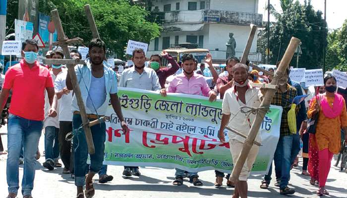 Jalpaiguri: চাকরি দিন নইলে বিষ খাব, জলপাইগুড়িতে জেলাশাসকের দফতরে বিক্ষোভ জমিদাতাদের