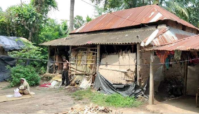 Shackled Youngman: টানা ১০ বছর  শিকলে-বাঁধা মানসিক ভারসাম্যহীন ছেলে, ভিক্ষে করেন অসহায় মা!