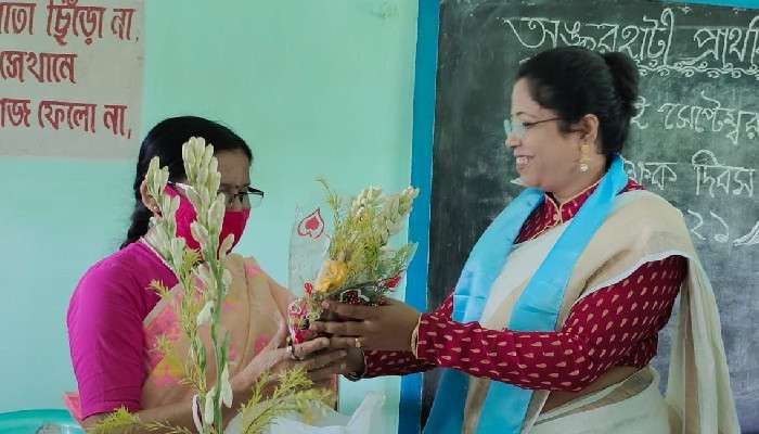  Teachers&#039; Day: &#039;শিক্ষক দিবস&#039;-এ তৃণমূল মহিলা কংগ্রেসের অভিনব উদ্যোগ