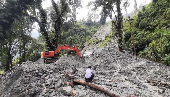 Landslide: ১০ নম্বর জাতীয় সড়কে ধস, সংকটে Siliguri-Sikkim যোগাযোগ ব্যবস্থা
