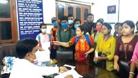 রেজাল্ট এখনও অসম্পূর্ণ; ভবিষ্যত অনিশ্চিত ৫০ পড়ুয়ার, অধ্যক্ষকে ঘিরে তুমুল বিক্ষোভ
