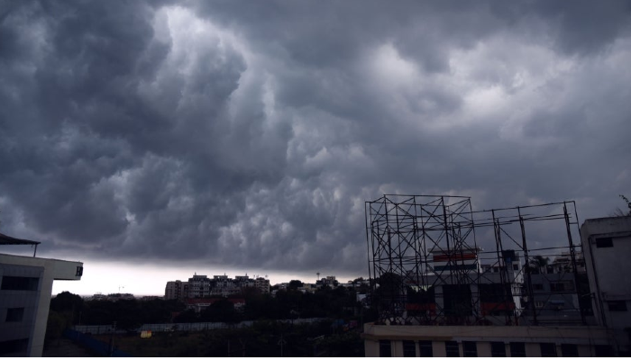 Weather Today: ভারী বৃষ্টিতে আজও ভাসবে বাংলা, উপকূলে জারি সতর্কতা