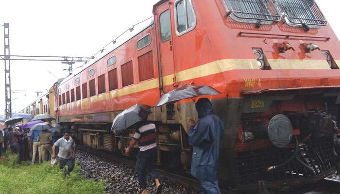 Santragachi: ট্রলি নিয়ে আপ লাইন পার হচ্ছিলেন রেলকর্মীরা, দুরন্ত গতিতে এসে ধাক্কা মারল ইস্টকোস্ট এক্সপ্রেস