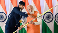 নীরজের জ্যাভলিন-লভলিনার গ্লাভস, জন্মদিনে মোদীর পাওয়া উপহার নিলামে বিক্রি
