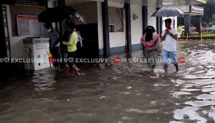 Waterlog Kolkata: এক হাঁটু জল হাসপাতালে, ভোগান্তি শহরবাসীর 