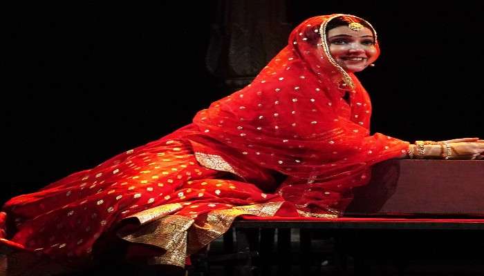 Arpita Chatterjee: মঞ্চে গওহর জানের ভূমিকায় একক অভিনয়, নায়িকার গায়কীতে মুগ্ধ দর্শক