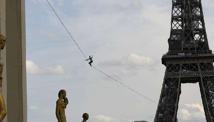 Rope Walker: নীচে নদী! সরু দড়ির উপর দিয়ে ৬০০ মিটার হাঁটলেন যুবক