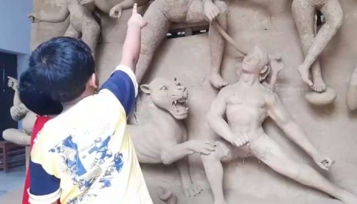 Durga Puja 2021: দ্বিতীয় স্বপ্নে দেবী বললেন, এখানে আমারও আরাধনা কর! শুরু হল পুজো Durga Puja 2021: দ্বিতীয় স্বপ্নে দেবী বললেন, এখানে আমারও আরাধনা কর! শুরু হল পুজো