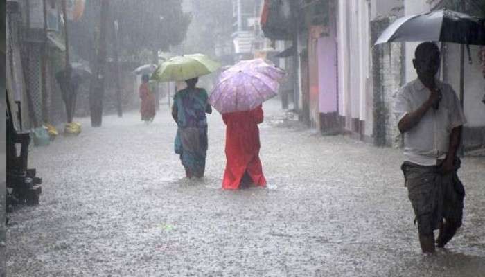 Weather Today: ঝেঁপে আসছে বৃষ্টি, কয়েক ঘণ্টার মধ্যে একাধিক জেলায় ভারী বর্ষণের সতর্কতা