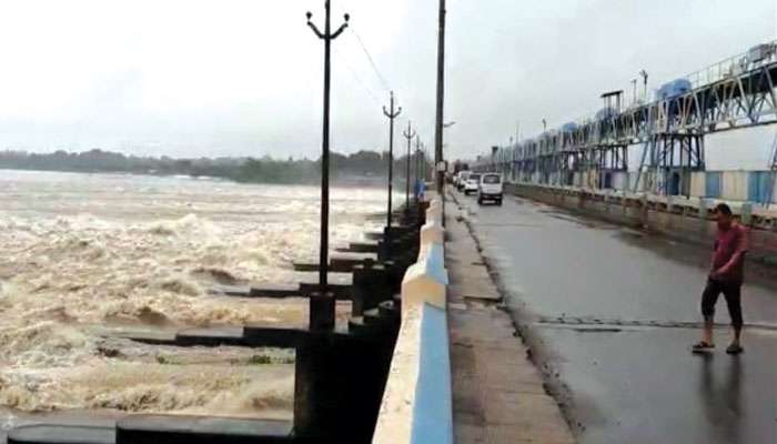 Durgapur: বিপুল জল ছাড়ছে দামোদর ব্যারেজ, ডুবতে পারে হাওড়া-হুগলির বহু নীচু এলাকা Durgapur: বিপুল জল ছাড়ছে দামোদর ব্যারেজ, ডুবতে পারে হাওড়া-হুগলির বহু নীচু এলাকা