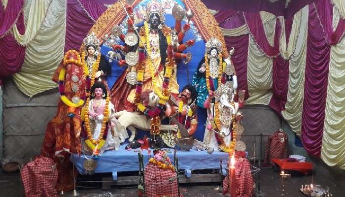 Durga Puja 2021: মুখ কালো, গায়ের রং বাদামি! এই রূপেই মা পূজিত হচ্ছেন ক্যানিংয়ের ভট্টাচার্য পরিবারে Durga Puja 2021: মুখ কালো, গায়ের রং বাদামি! এই রূপেই মা পূজিত হচ্ছেন ক্যানিংয়ের ভট্টাচার্য পরিবারে