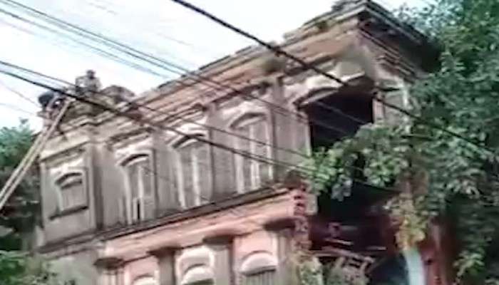 Video: হাওড়ায় ভেঙে পড়ল শতাব্দীপ্রাচীন 'জানবাড়ি', বরাতজোরে রক্ষা পথচারীদের Video: হাওড়ায় ভেঙে পড়ল শতাব্দীপ্রাচীন 'জানবাড়ি', বরাতজোরে রক্ষা পথচারীদের