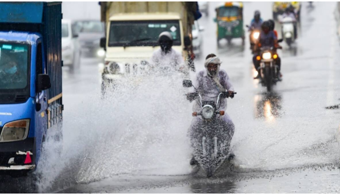 Weather Today: বজ্রবিদ্যুৎ সহ ভারী বৃষ্টির সতর্কতা, কয়েক ঘণ্টার মধ্যে আবহাওয়া বদলের সম্ভাবনা 