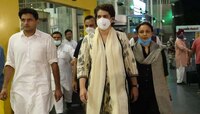 পুলিসের হাতে আটক প্রিয়াঙ্কা গান্ধী, রণক্ষেত্র লখিমপুর, বন্ধ ইন্টারনেট