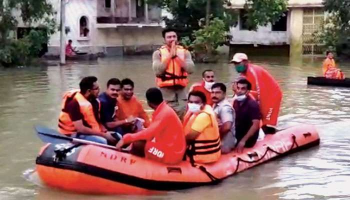 Ghatal: বানভাসি ঘাটালে দেব, জলে ডুবে মৃত শিশুর পরিবারের হাতে তুলে দিলেন ২ লাখ টাকার চেক 