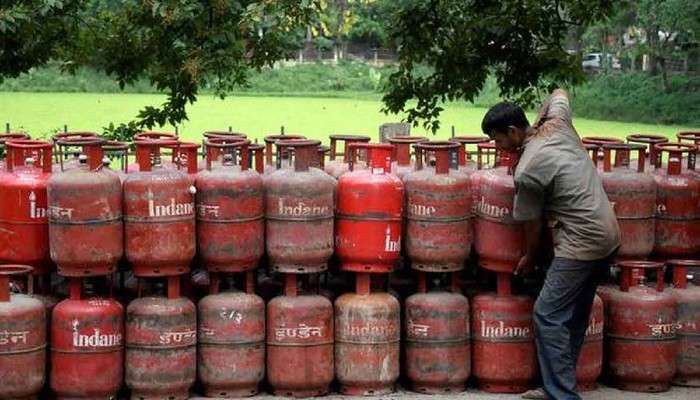 LPG Price: পুজোর আগেই ফের মধ্যবিত্তের হেঁশেলে ছেঁকা! দাম বাড়ল রান্নার গ্যাসের LPG Price: পুজোর আগেই ফের মধ্যবিত্তের হেঁশেলে ছেঁকা! দাম বাড়ল রান্নার গ্যাসের
