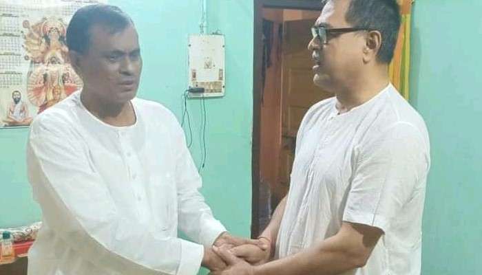 Cooch Behar: মহালয়ার দিন বাড়িতে তৃণমূলের জেলা সভাপতি, শাসকদলে ফিরছেন আরও এক BJP বিধায়ক? Cooch Behar: মহালয়ার দিন বাড়িতে তৃণমূলের জেলা সভাপতি, শাসকদলে ফিরছেন আরও এক BJP বিধায়ক?