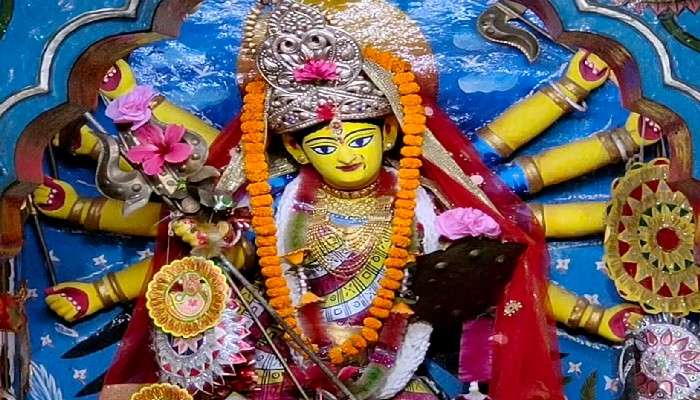 #উৎসব: মল্লরাজের কুলদেবী মৃন্ময়ীর পট আঁকেন &#039;ফৌজদার&#039; পরিবার