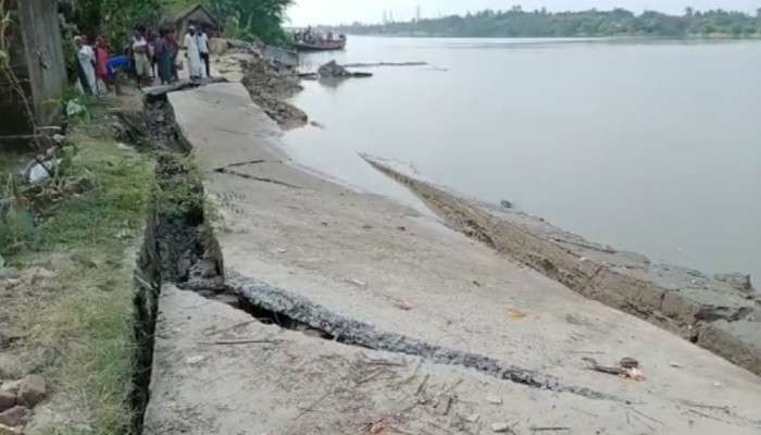Basanti: এবার ধস নামল রাস্তায়, নতুন করে ফাটল বেশ কয়েকটি বাড়িতে Basanti: এবার ধস নামল রাস্তায়, নতুন করে ফাটল বেশ কয়েকটি বাড়িতে