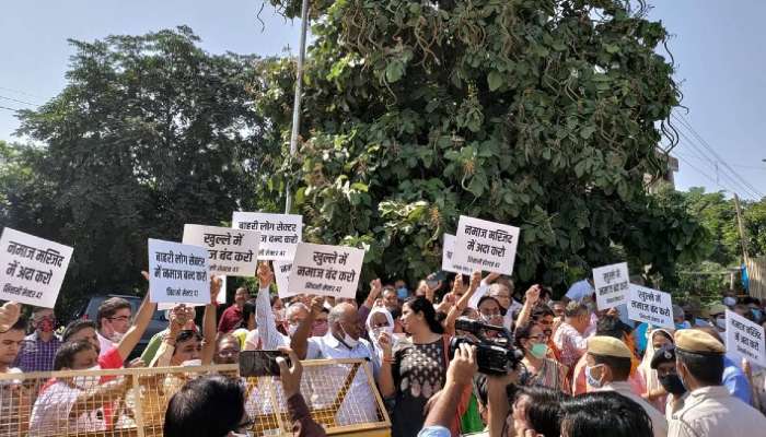 Gurgaon: প্রকাশ্যে নমাজ পাঠের প্রতিবাদ স্থানীয়দের, জমি জিহাদের অভিযোগ, ব্যারিকেড পুলিসের  