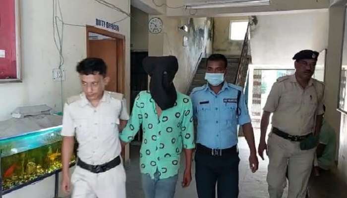 Siliguri Rape: খড়িবাড়িতে ৯ বছরের নাবালিকাকে ধর্ষণ, খুনের হুমকি; ধৃত যুবক Siliguri Rape: খড়িবাড়িতে ৯ বছরের নাবালিকাকে ধর্ষণ, খুনের হুমকি; ধৃত যুবক