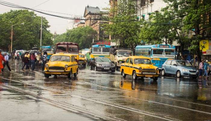 Weather Today: বৃষ্টির চোখ রাঙানিতেই ষষ্ঠীযাপন মহানগরের, আর্দ্রতার দাপটে বাড়ছে গুমোট গরম 