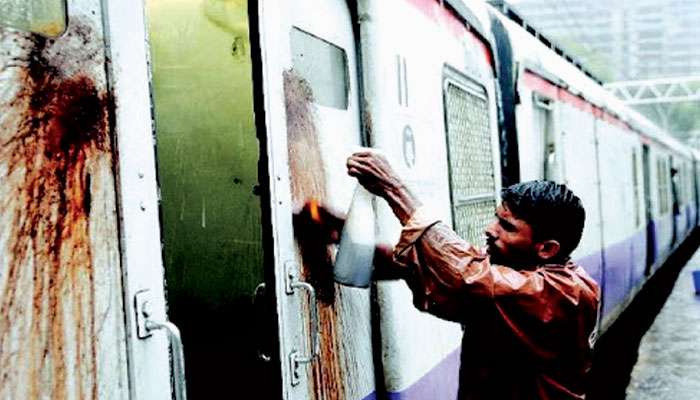 Rail: গুটখা-র দাগ সাফ করতে নাজেহাল রেল; খরচ কত হাজার কোটি জানেন, শুনলে চোখ কপালে উঠবে