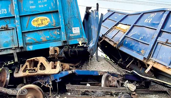 Panskura: রঘুনাথবাড়ি ঢোকার মুখে খুলে বেরিয়ে গেল চাকা, দুমড়ে-মুচড়ে গেল লাইনচ্যুত ৭টি বগি