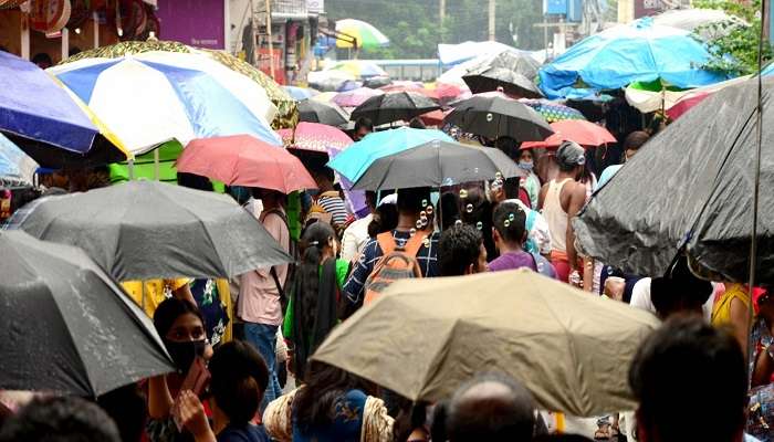 #উৎসব : নবমীর সন্ধ্যায় 'অসুর' বৃষ্টি, বিপাকে দর্শনার্থীরা