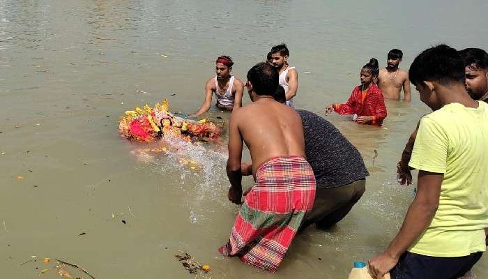 #উৎসব: জলে না ভাসিয়েই প্রতিমা নিরঞ্জন! প্রথমবার কলকাতার ঘাটে বিশেষ ব্যবস্থা কর্পোরেশনের 