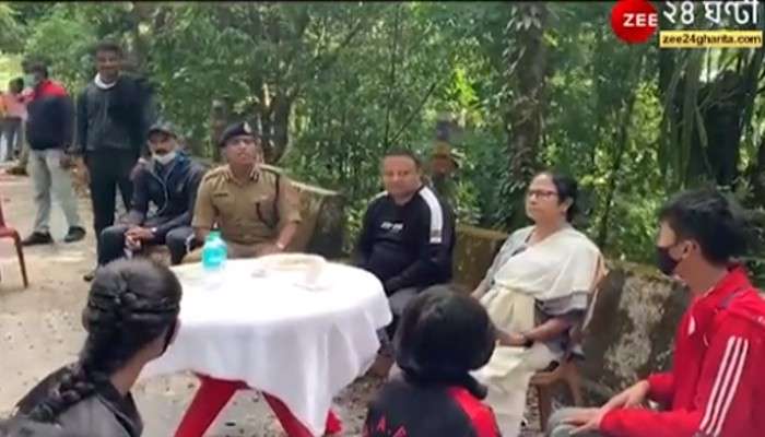 Video: 'জিনা ইসিকা নাম হ্যায়...' পাহাড়ের রাস্তায় গান ধরলেন DIG, তাল মেলালেন Mamata
