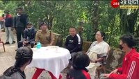 Video: 'জিনা ইসিকা নাম হ্যায়...' পাহাড়ের রাস্তায় গান ধরলেন DIG, তাল মেলালেন Mamata