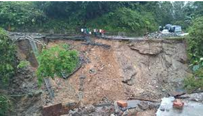 Kalimpong landslide: ধসে বিধ্বস্ত পাহাড়, ঘন ঘন ভাঙনে বাড়ছে আতঙ্ক